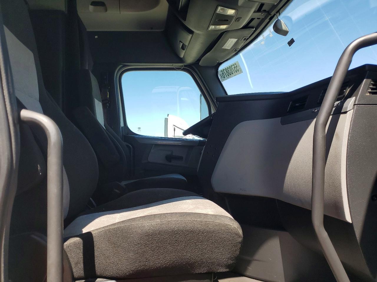 2020 FREIGHTLINER CASCADIA 126