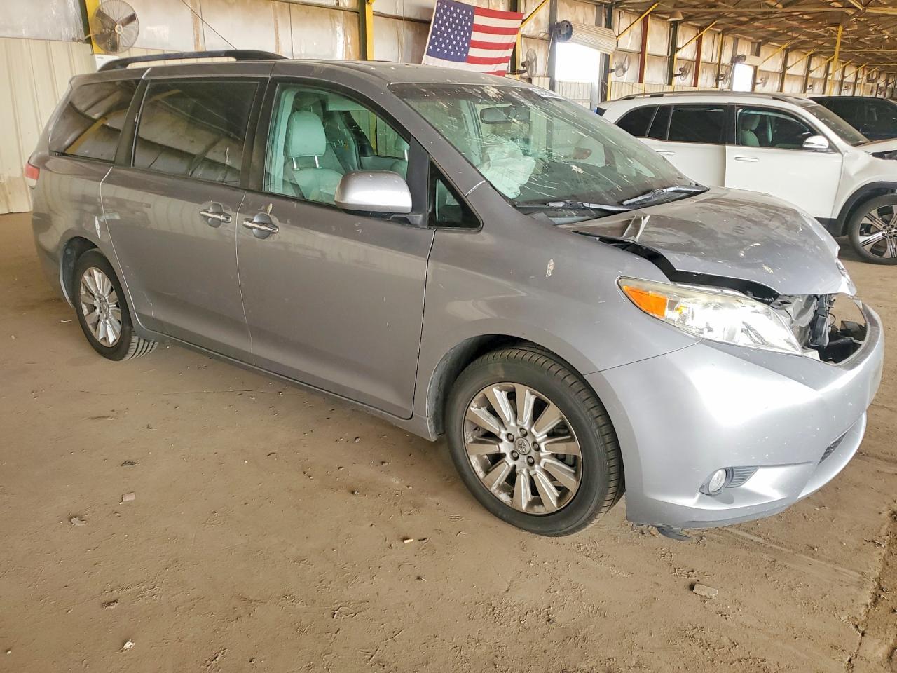 2013 TOYOTA SIENNA