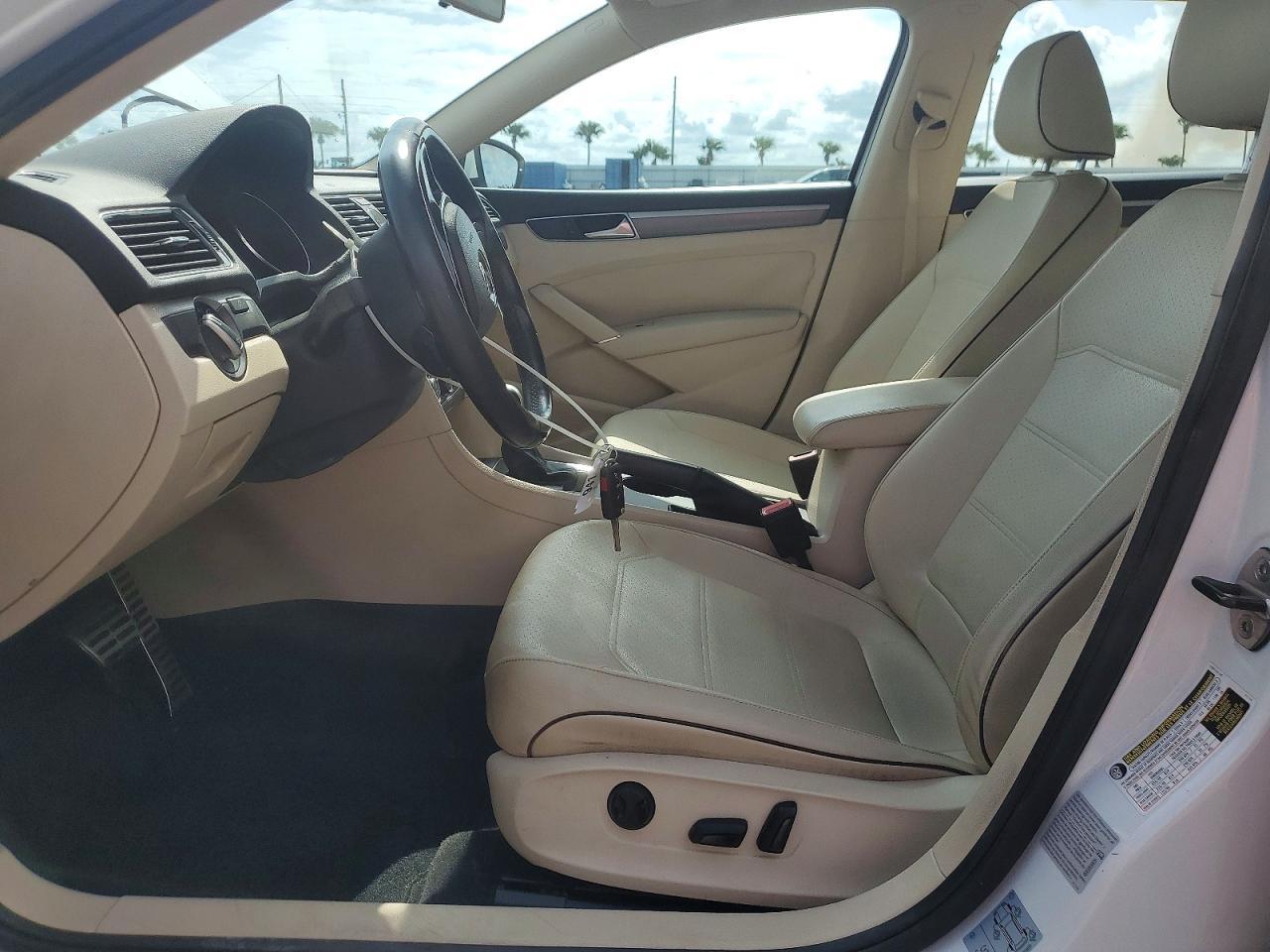 2016 VOLKSWAGEN Passat