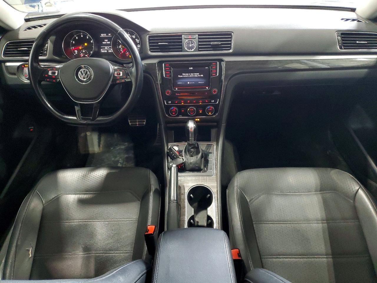 2017 VOLKSWAGEN Passat