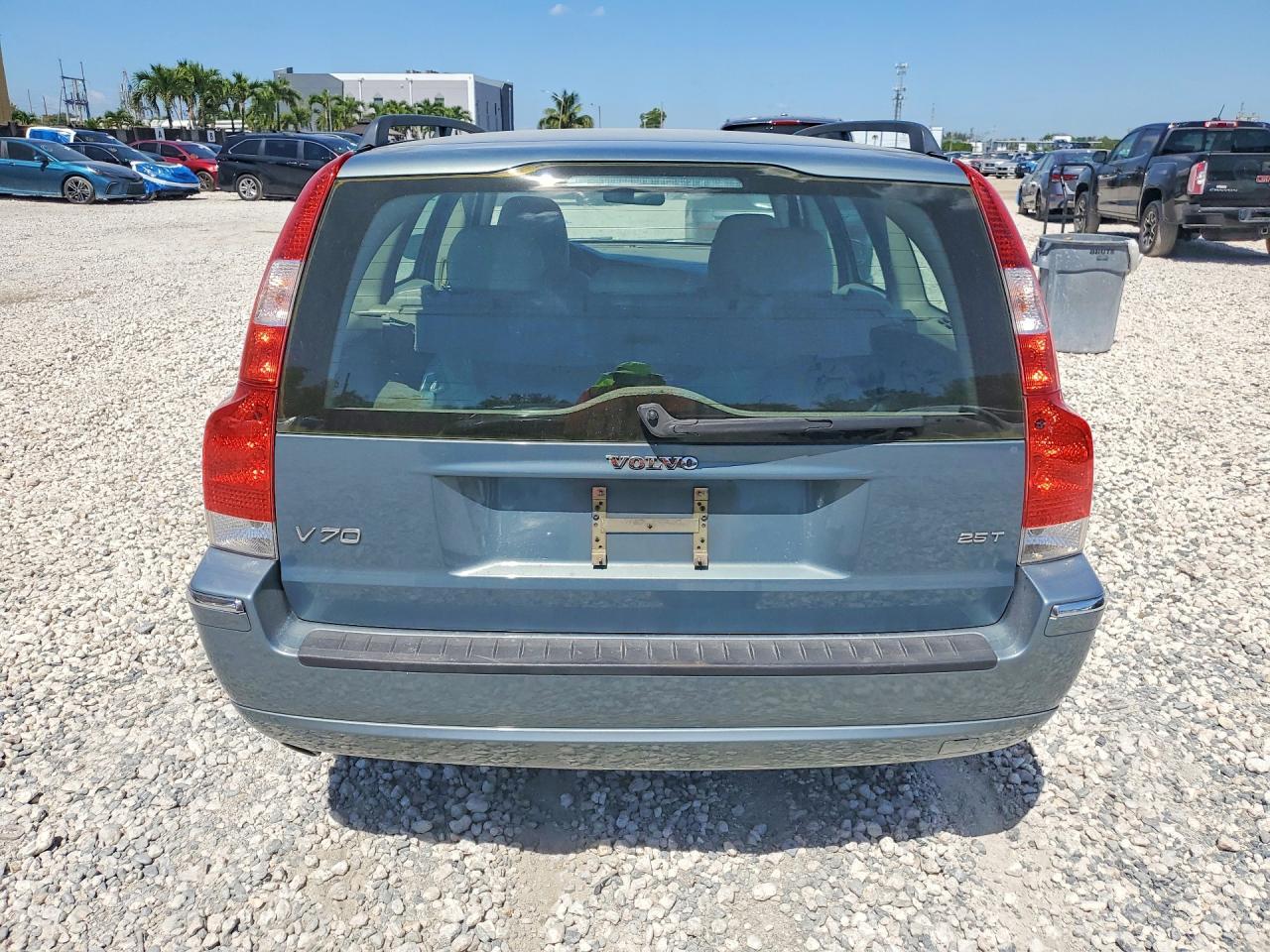 2005 VOLVO V70