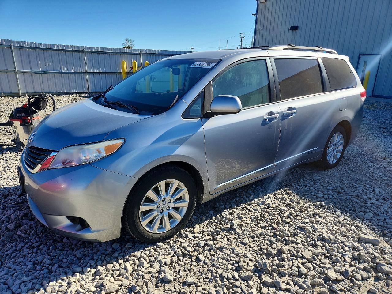 2011 TOYOTA SIENNA