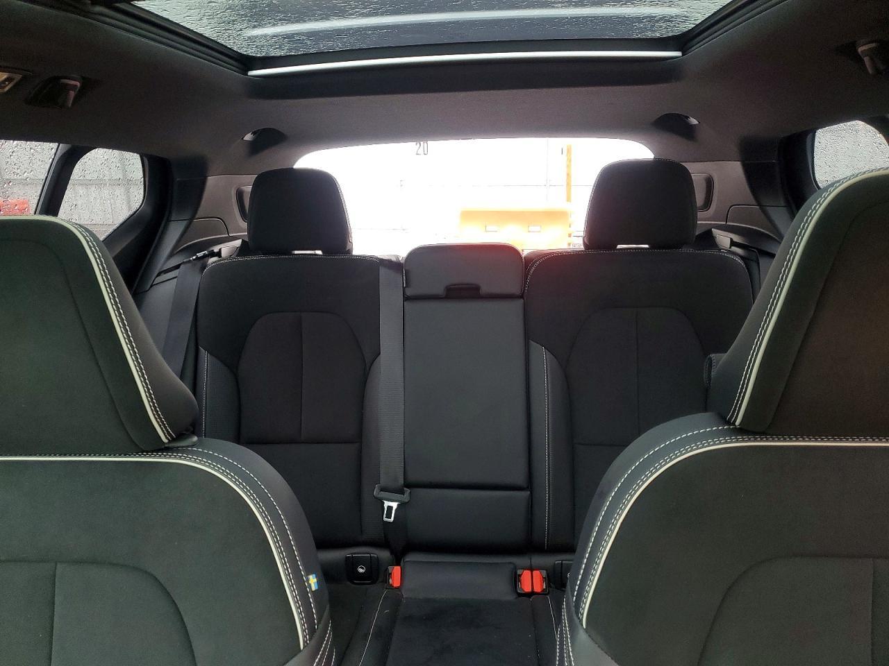 2021 VOLVO XC40
