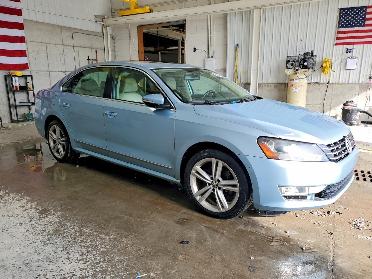2012 VOLKSWAGEN Passat