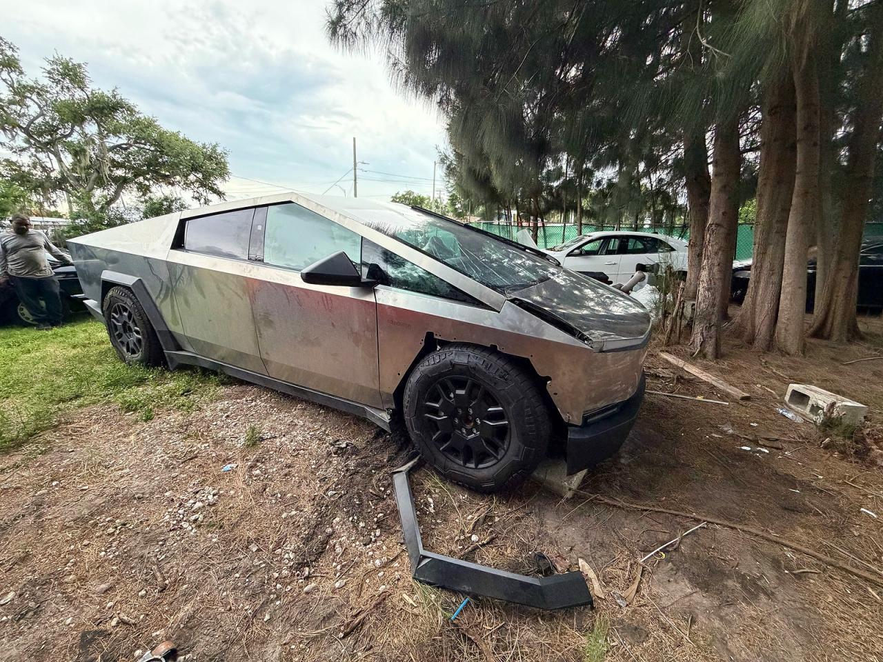 2024 TESLA Cybertruck
