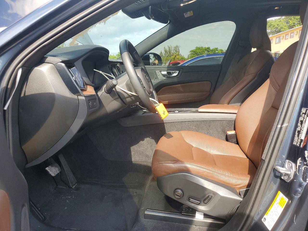 2022 VOLVO XC60