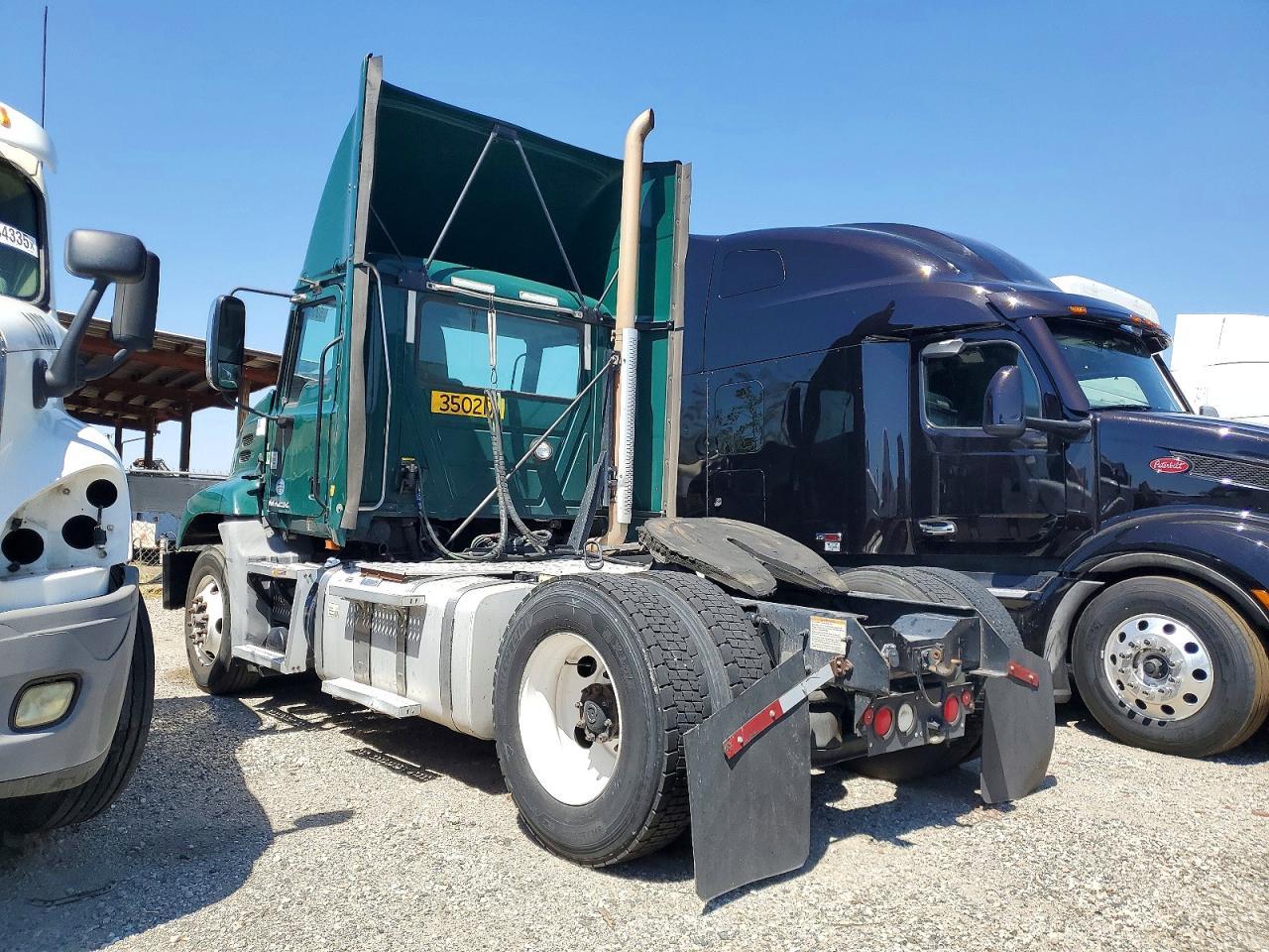 2016 MACK Cxu612
