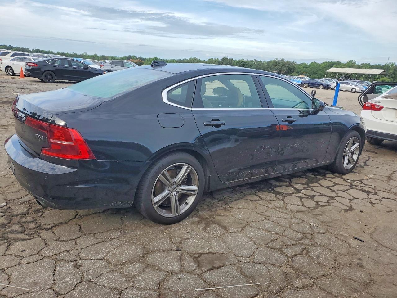2018 VOLVO S90