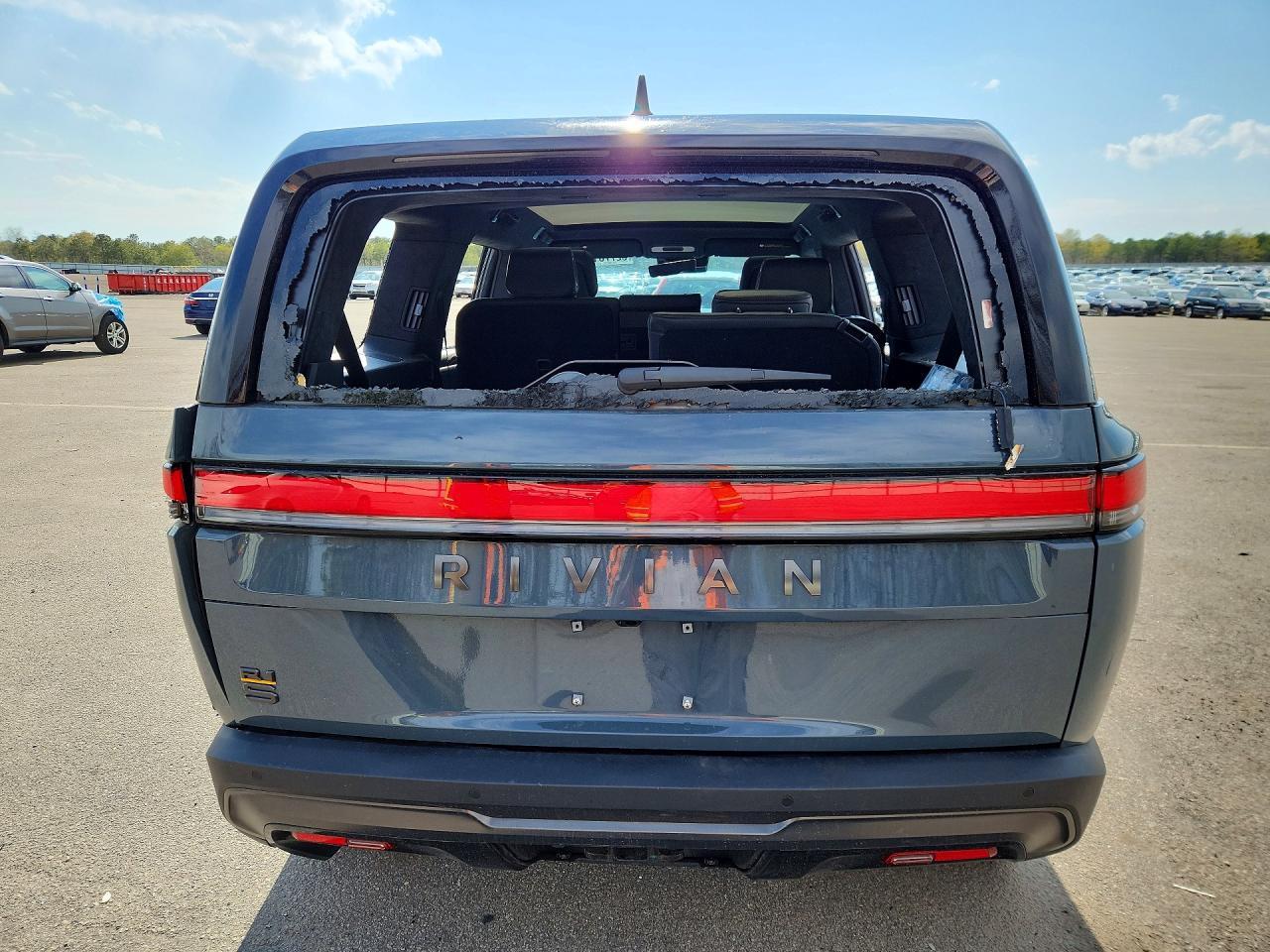 2025 RIVIAN R1s