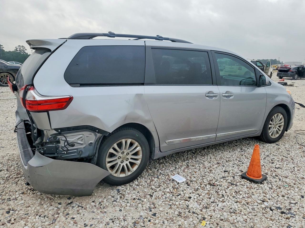 2017 TOYOTA SIENNA