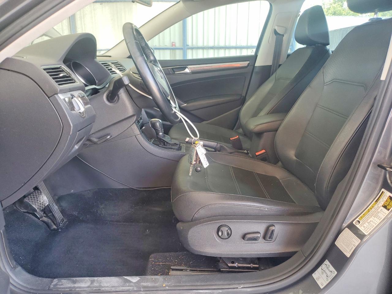 2016 VOLKSWAGEN Passat