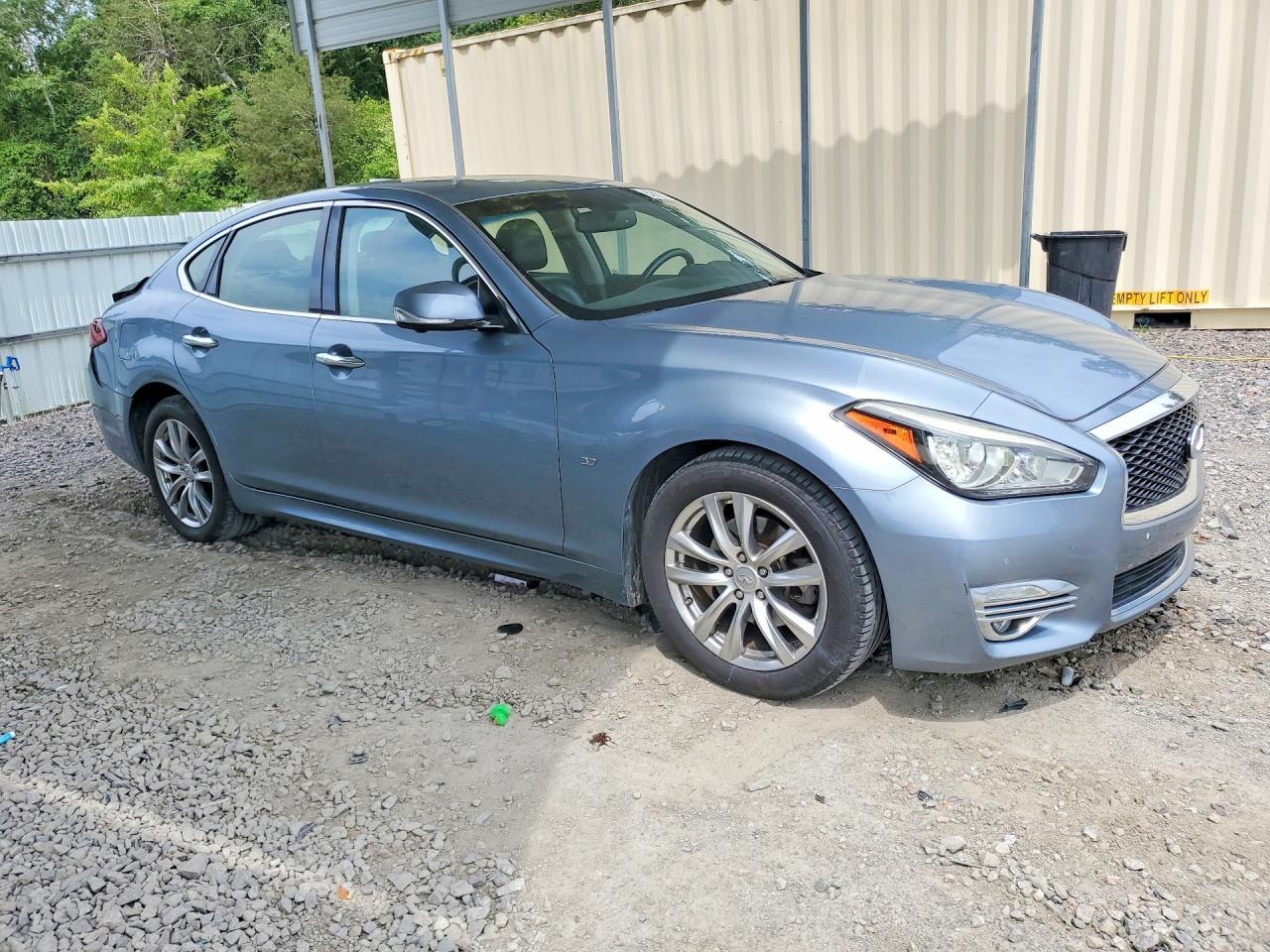 2017 INFINITI Q70