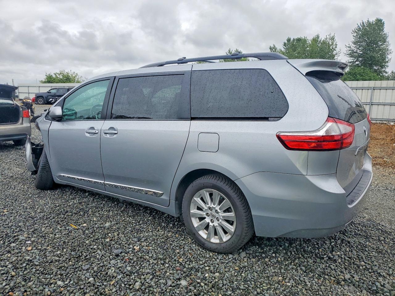 2015 TOYOTA SIENNA
