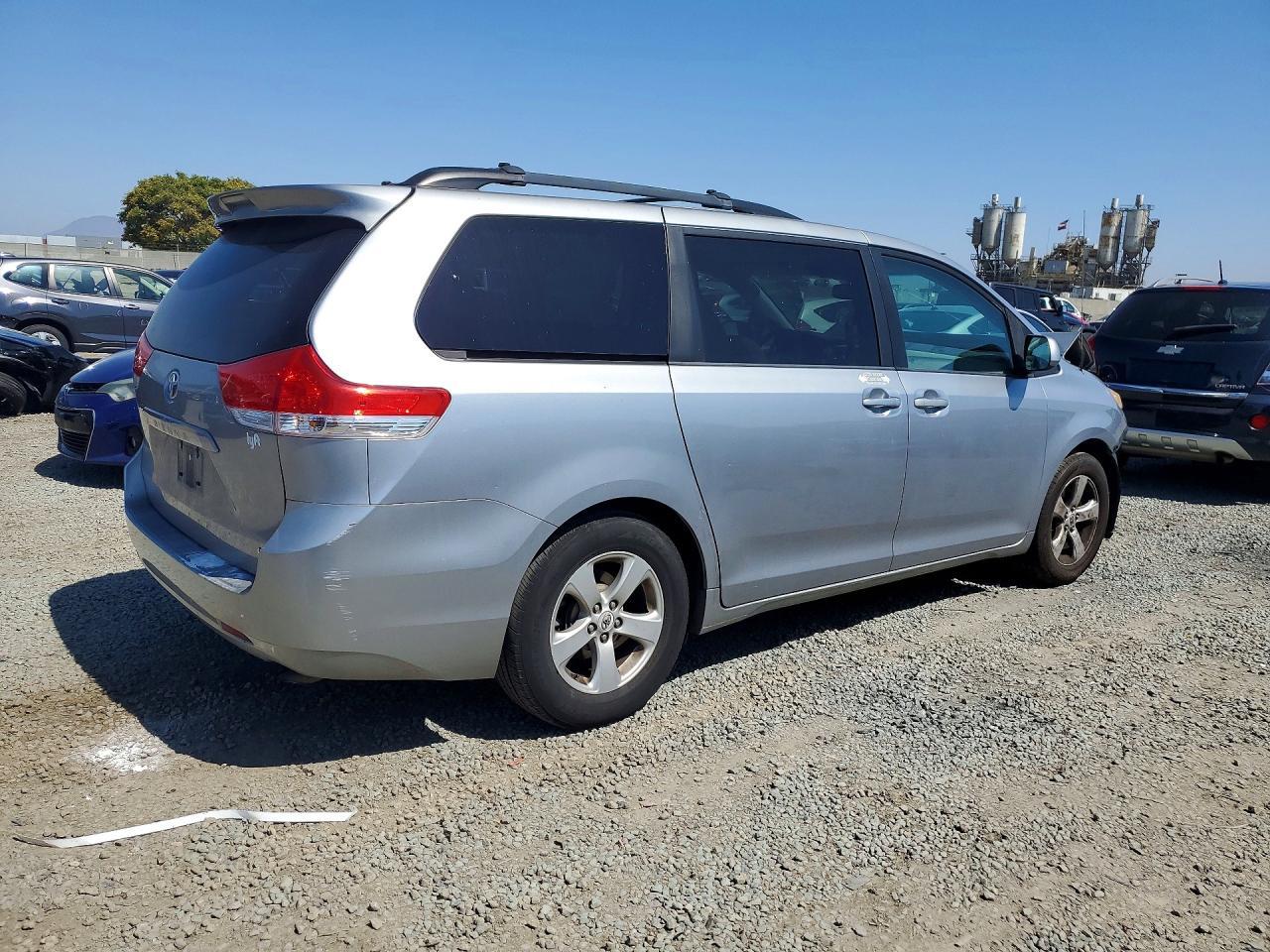 2012 TOYOTA SIENNA