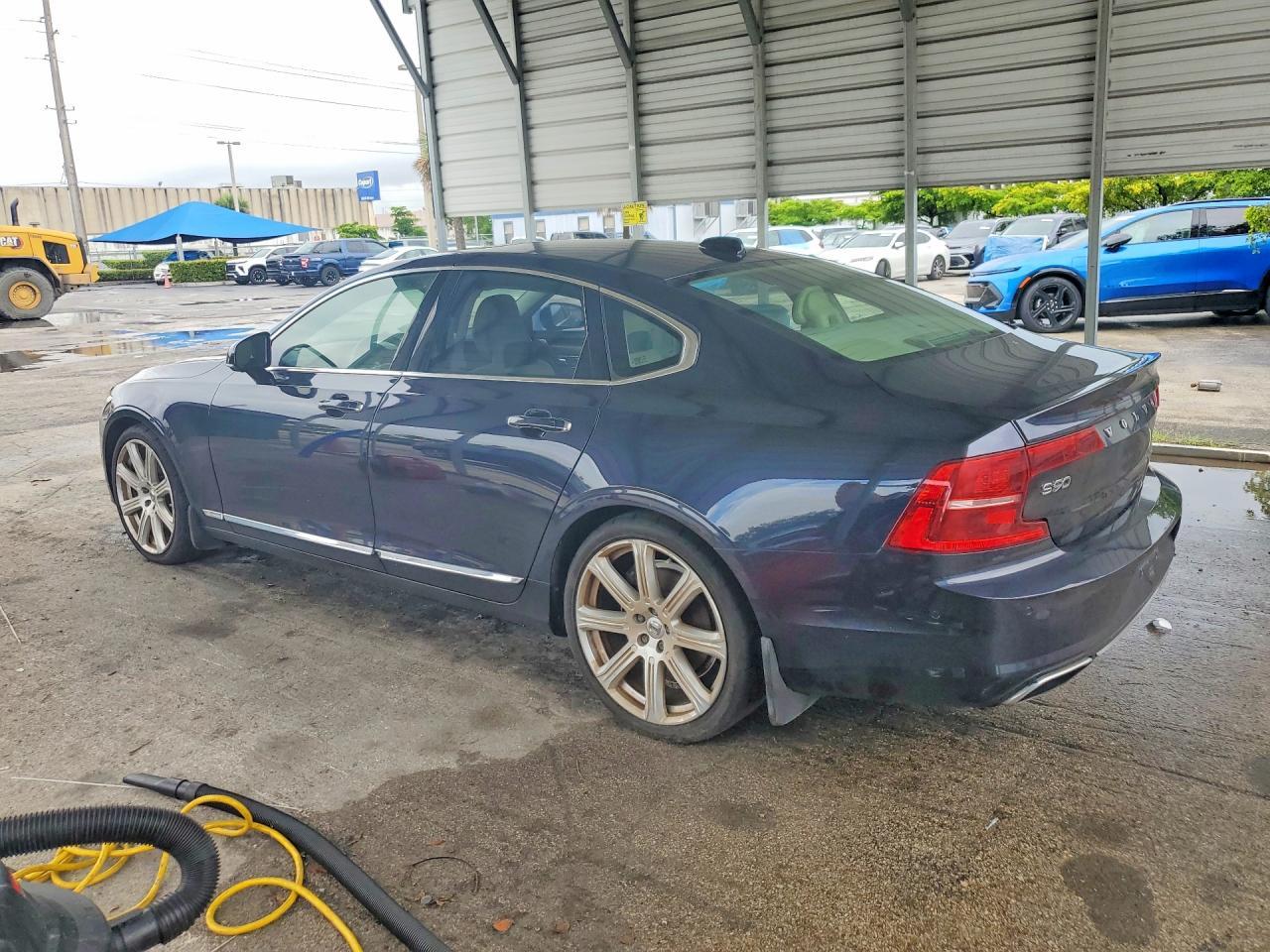2017 VOLVO S90