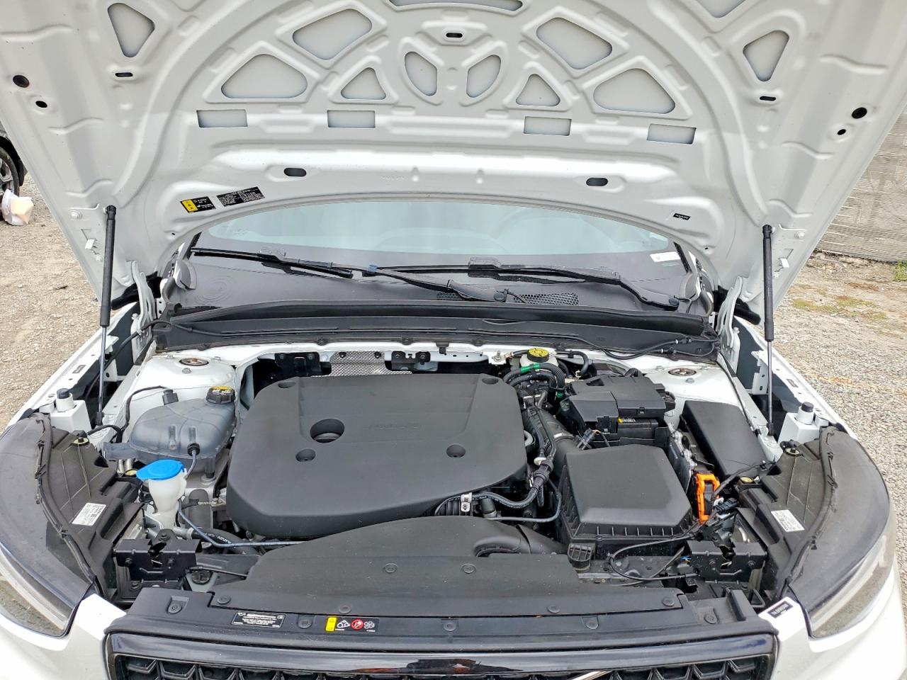 2024 VOLVO XC40