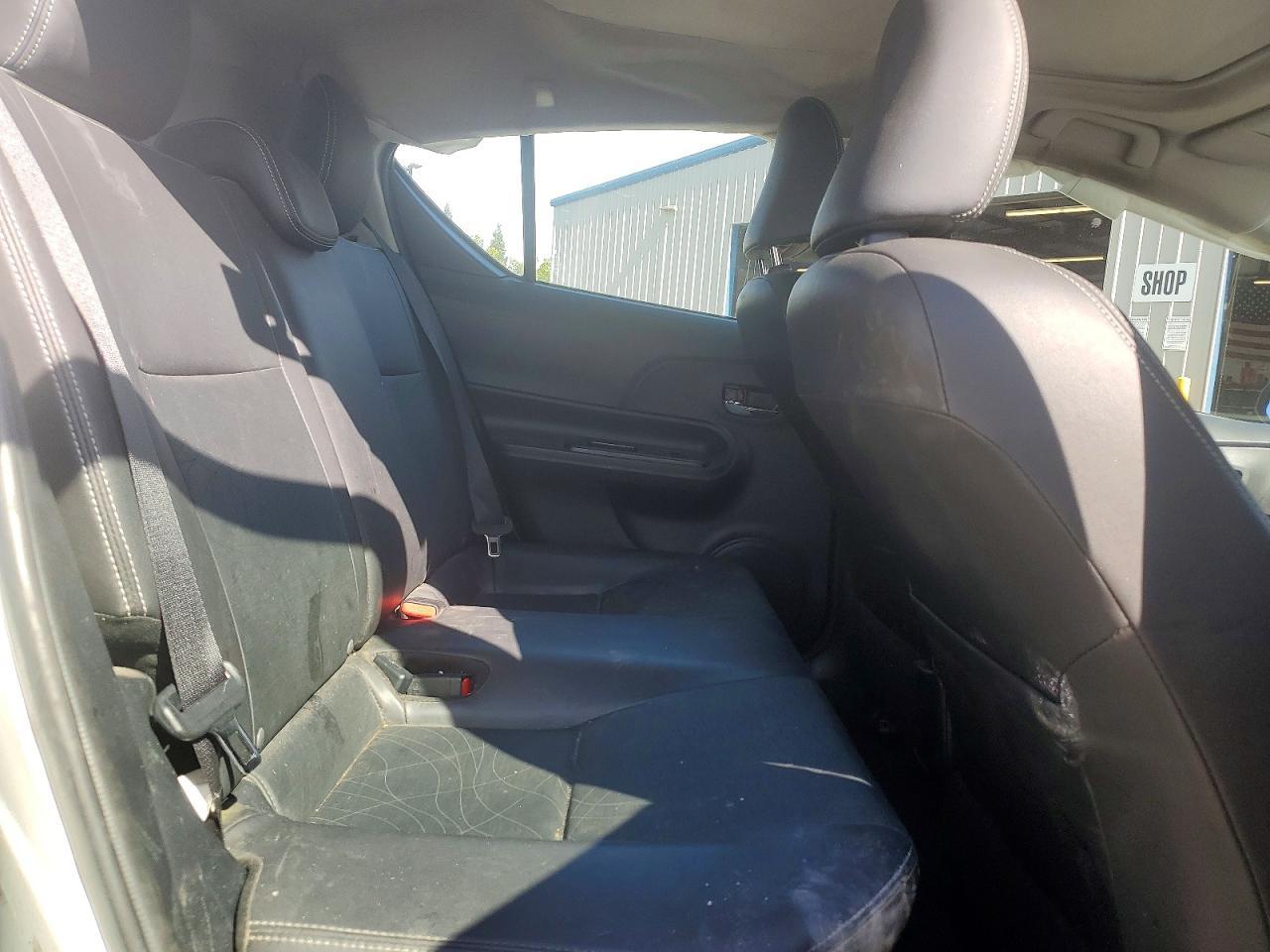 2016 TOYOTA Prius c