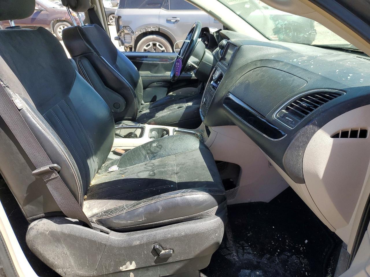 2016 CHRYSLER Town & Country