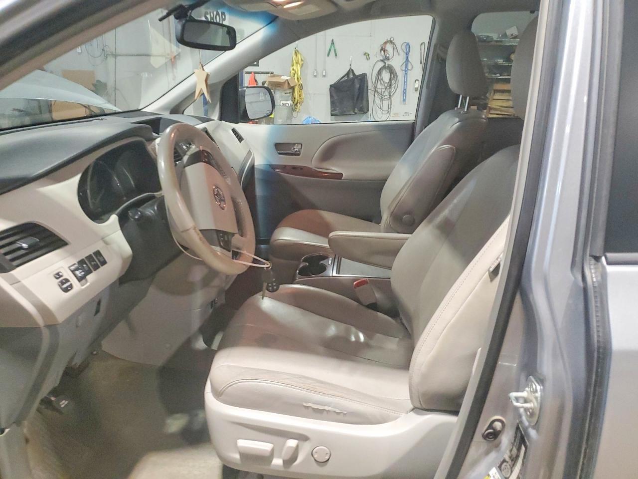 2014 TOYOTA SIENNA