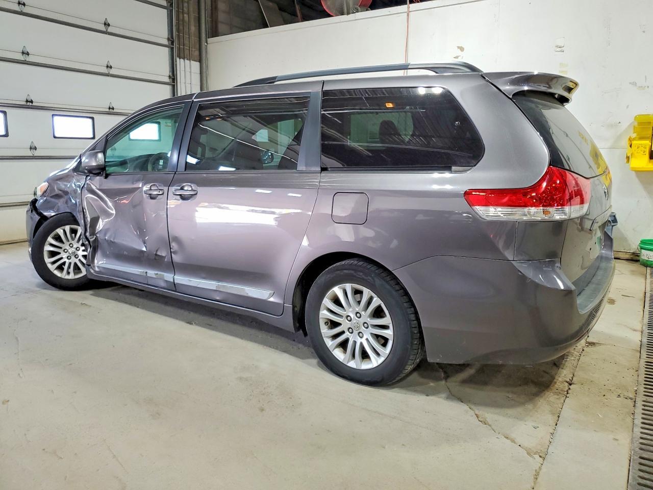 2011 TOYOTA SIENNA