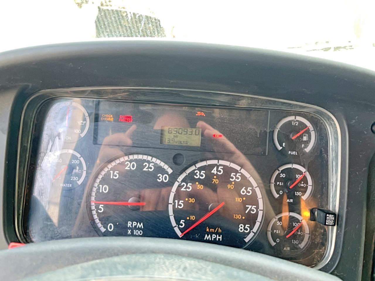 2009 FREIGHTLINER M2 106