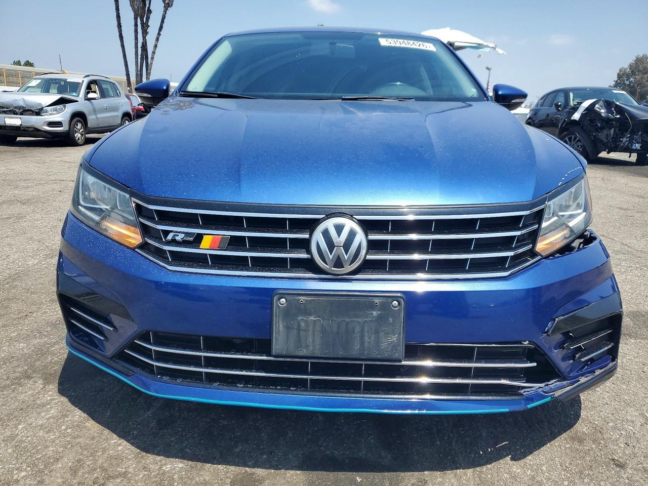 2017 VOLKSWAGEN Passat