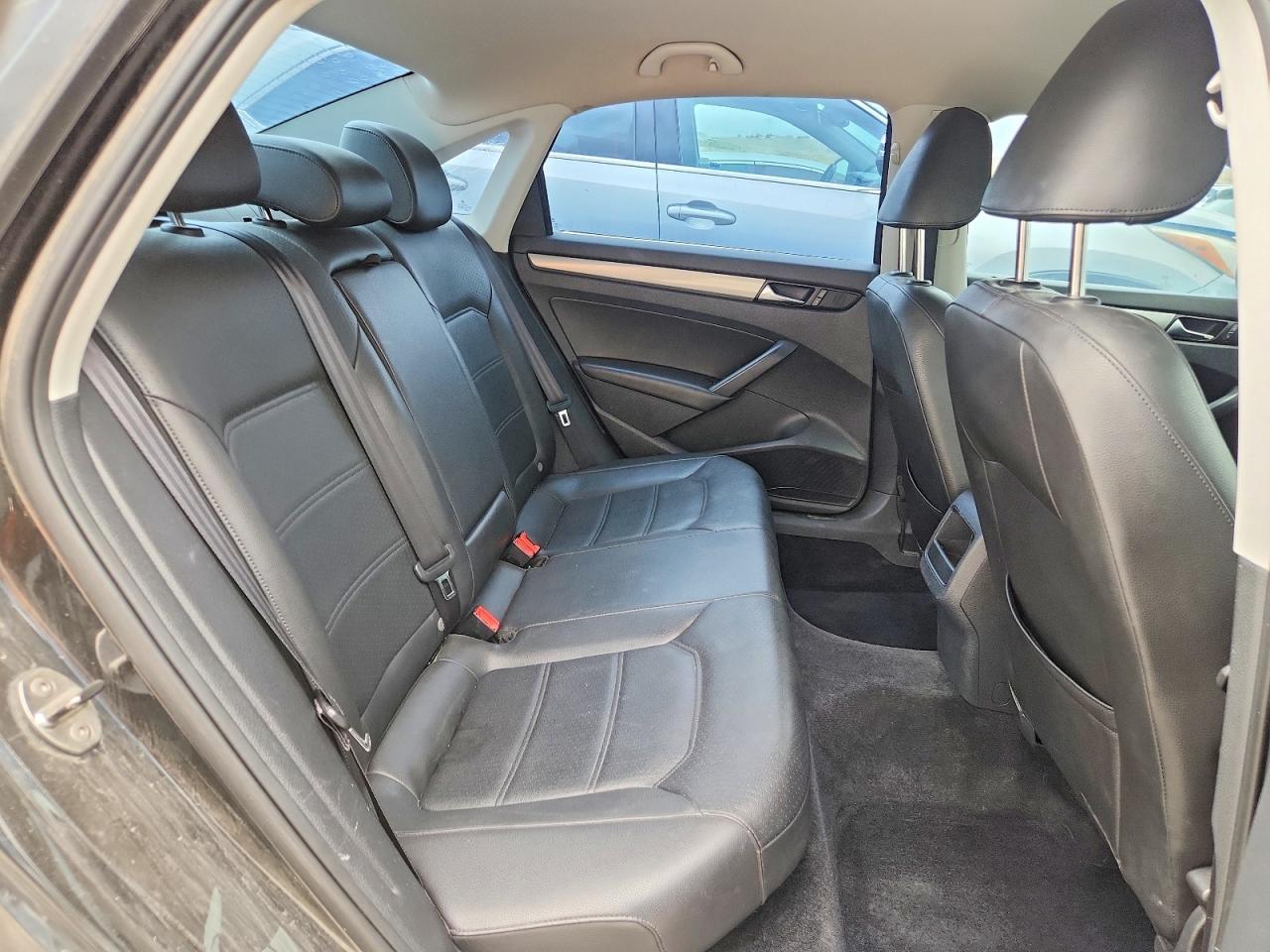 2014 VOLKSWAGEN Passat