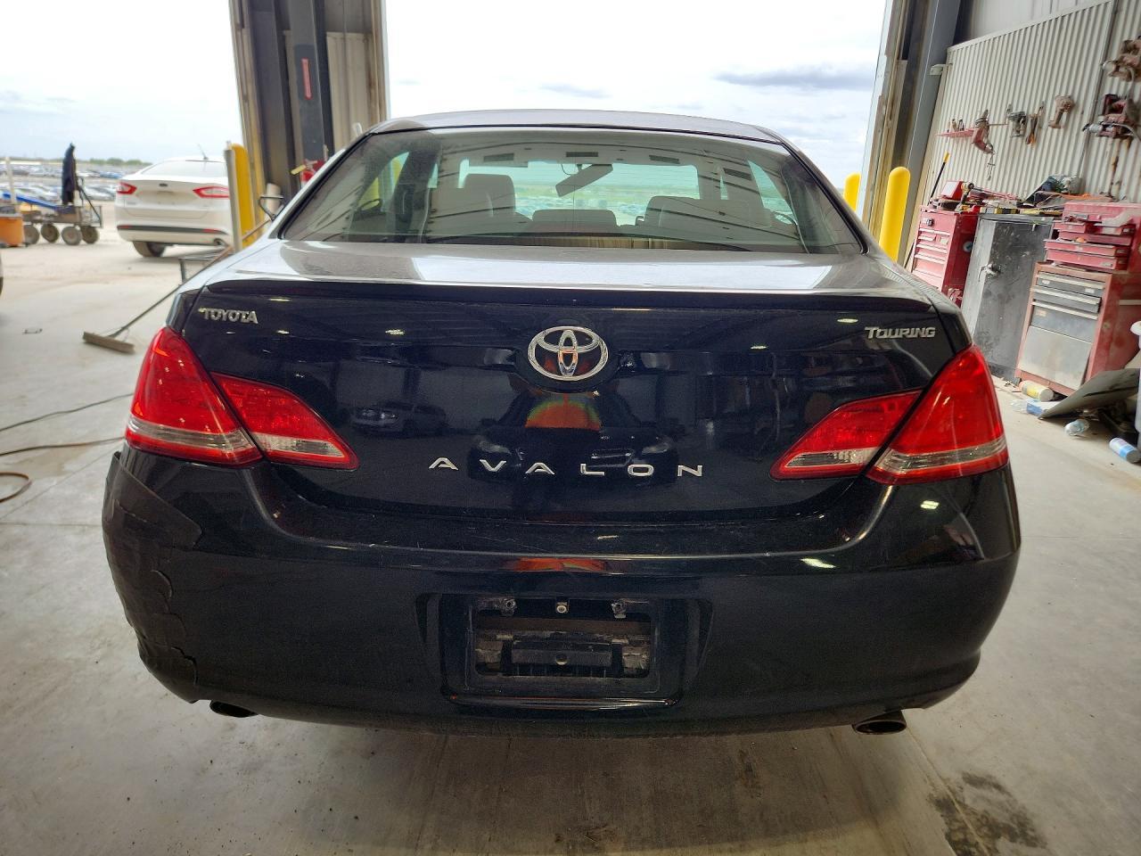 2005 TOYOTA Avalon