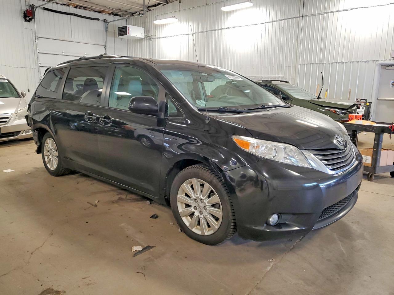 2012 TOYOTA SIENNA