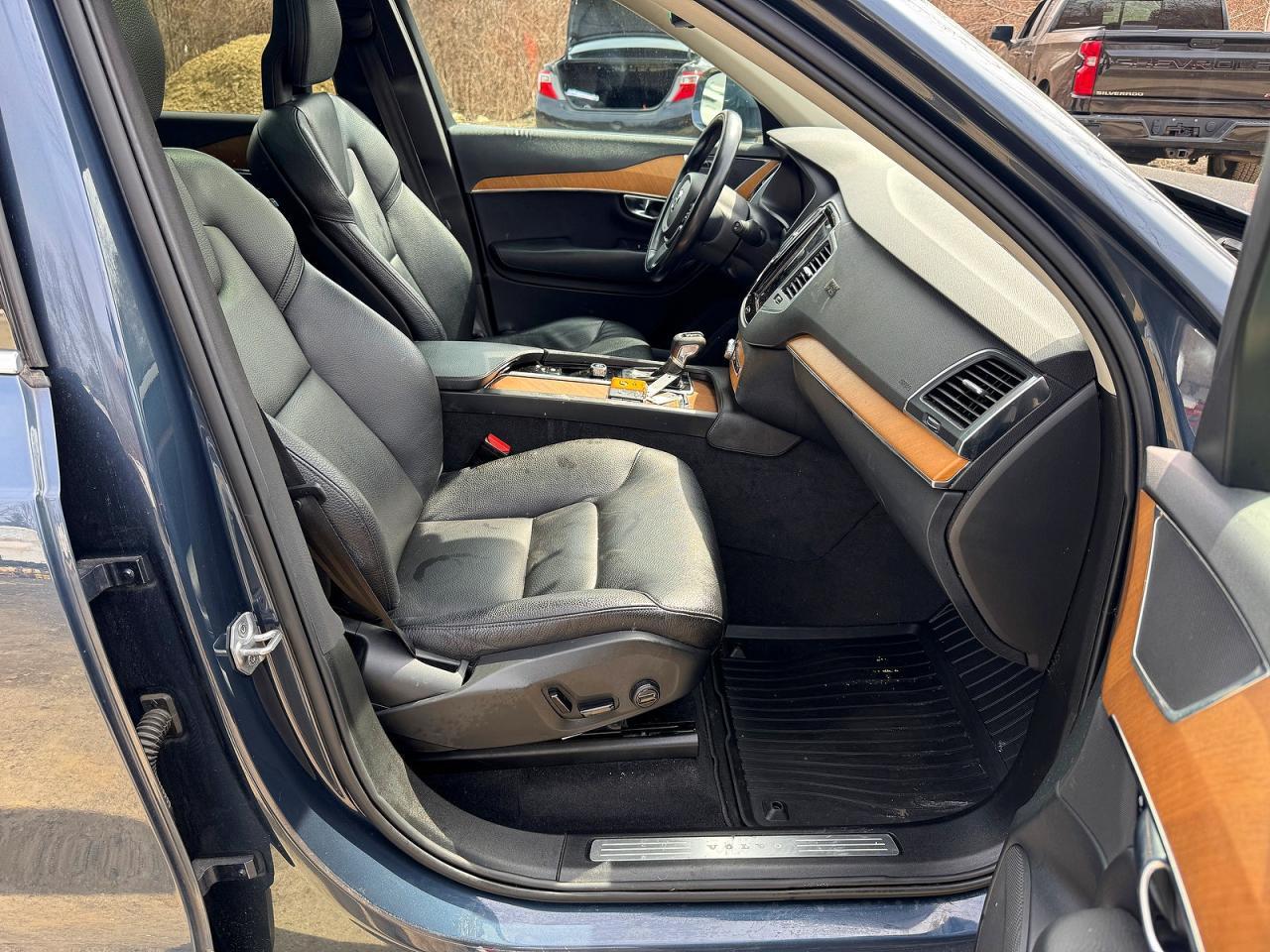 2022 VOLVO XC90