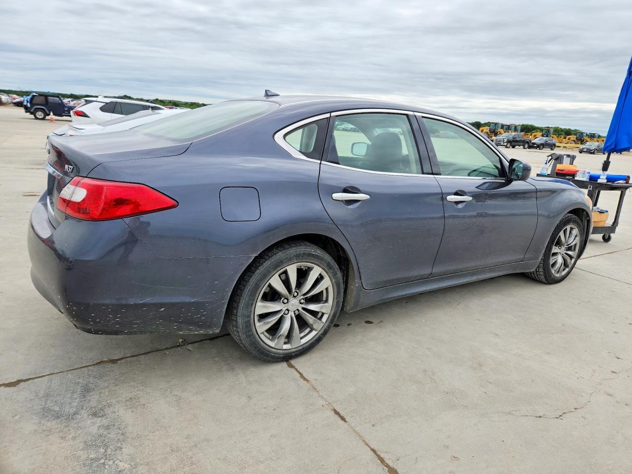 2011 INFINITI M37