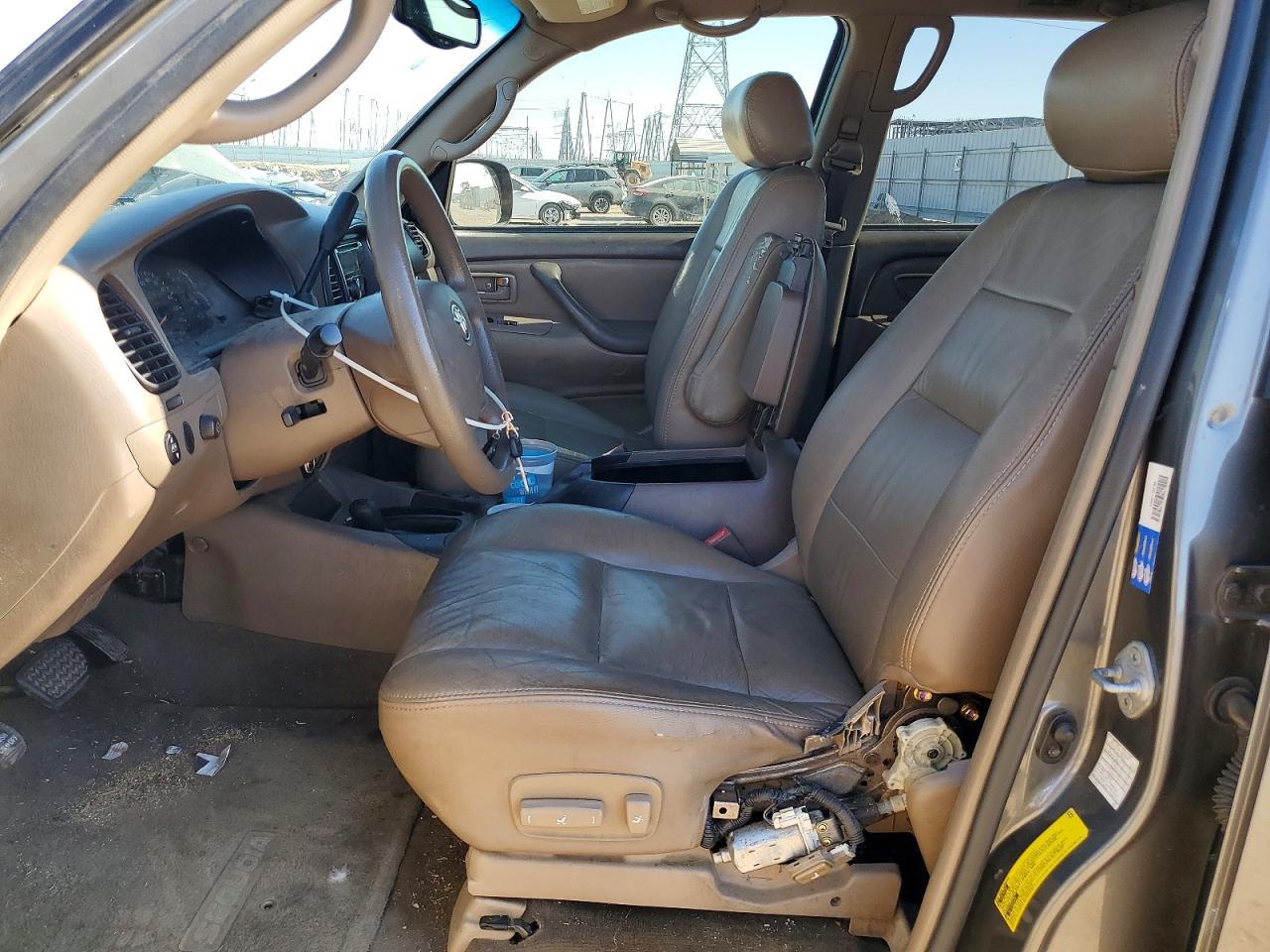 2004 TOYOTA Sequoia