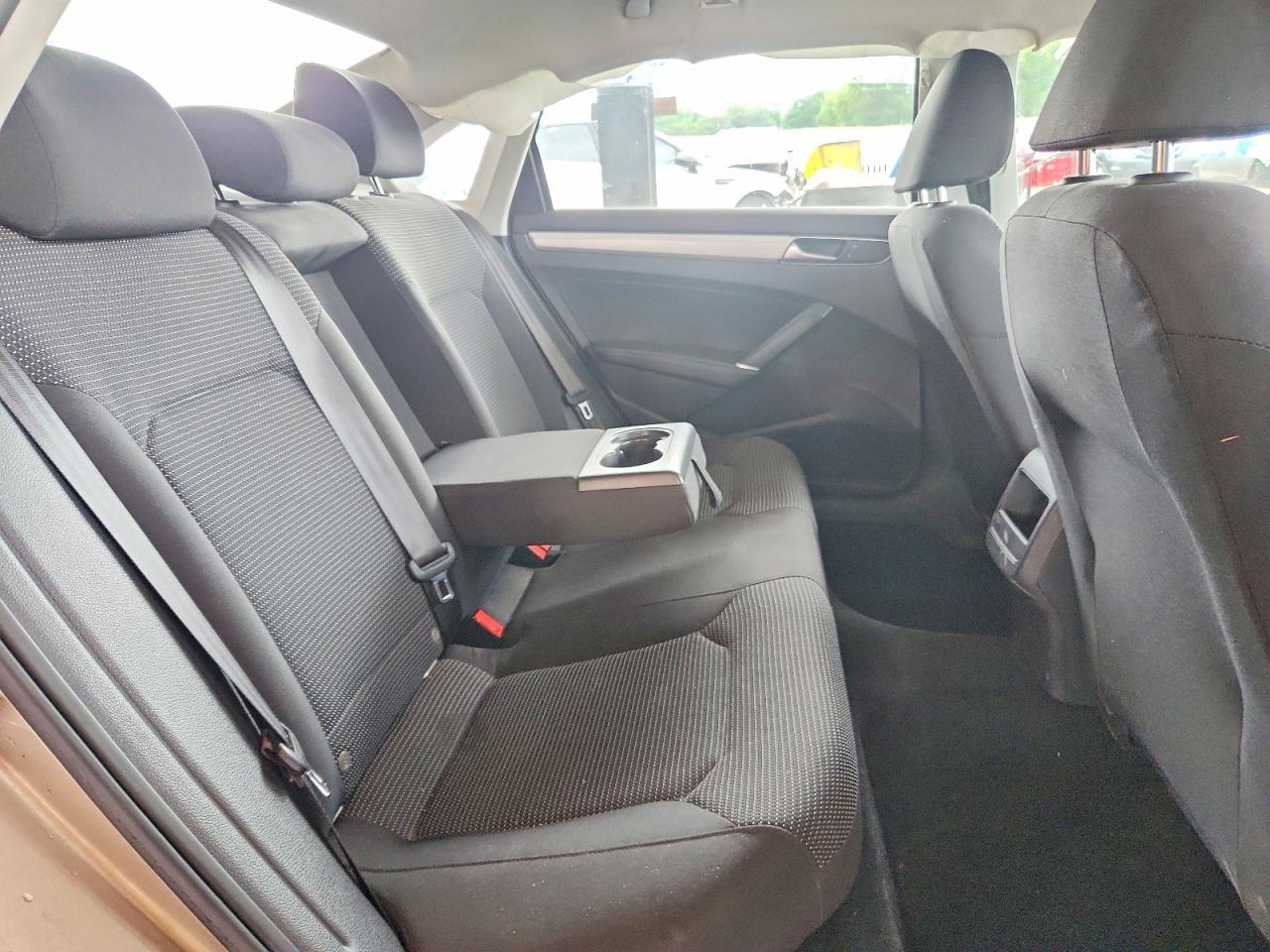 2016 VOLKSWAGEN Passat