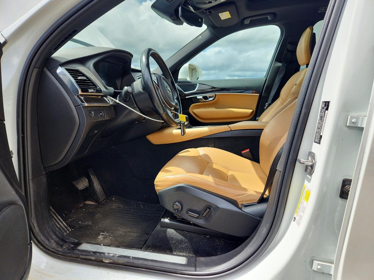 2017 VOLVO XC90