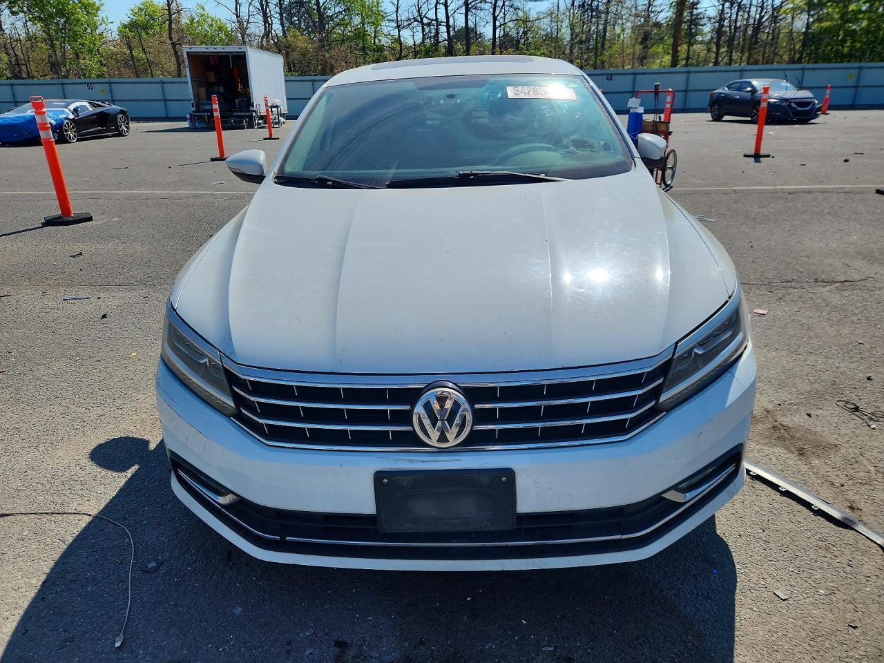 2016 VOLKSWAGEN Passat