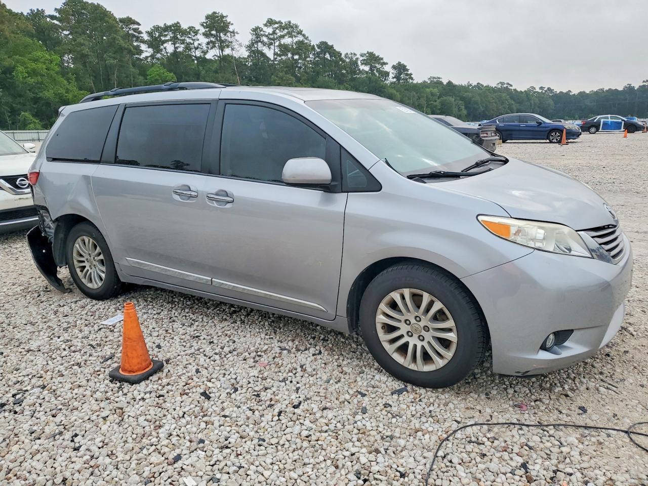 2017 TOYOTA SIENNA