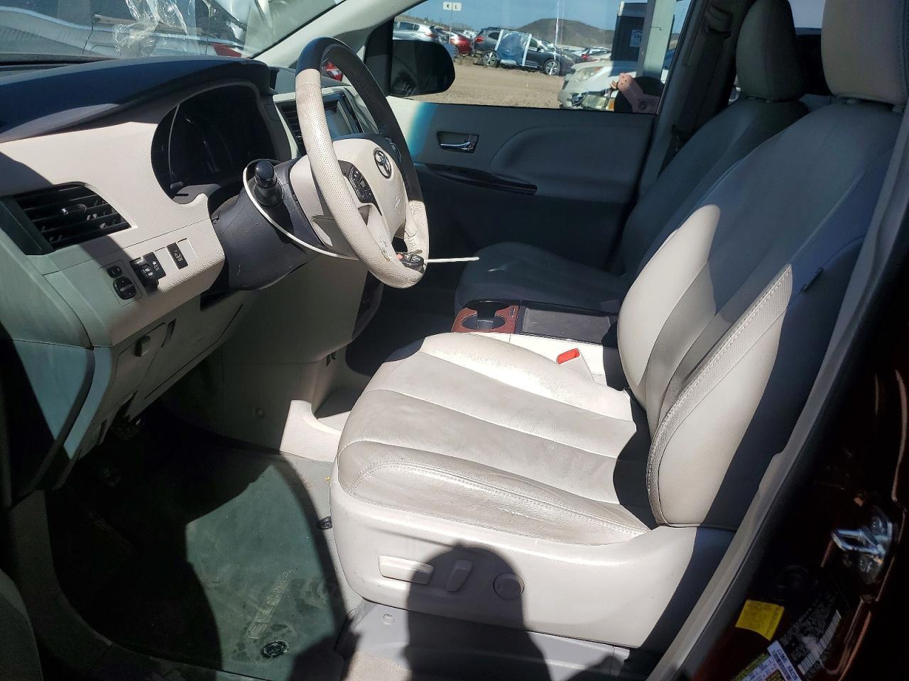 2013 TOYOTA SIENNA