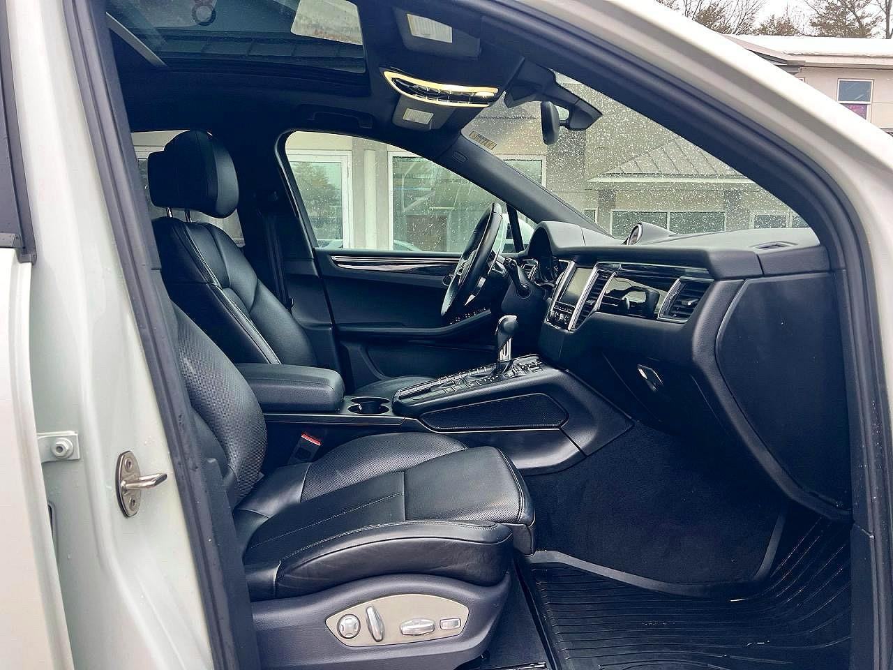 2015 PORSCHE Macan