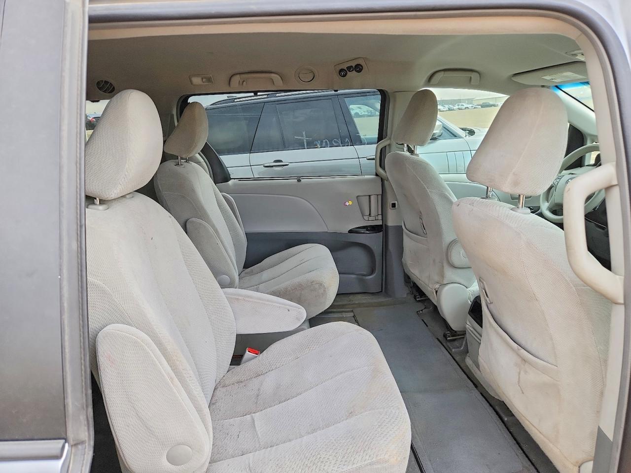 2011 TOYOTA SIENNA