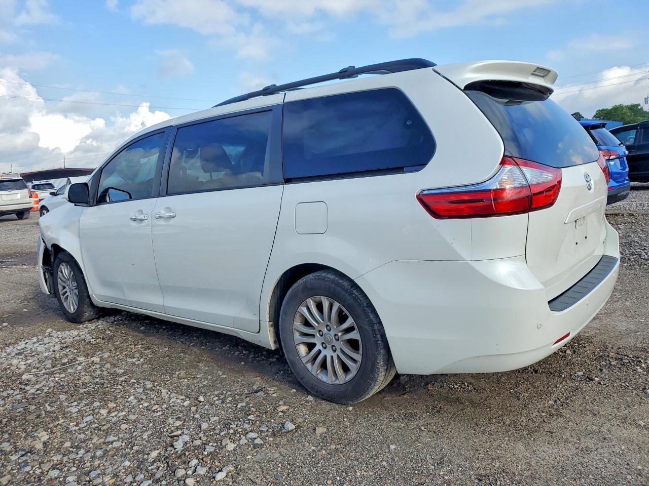 2017 TOYOTA SIENNA
