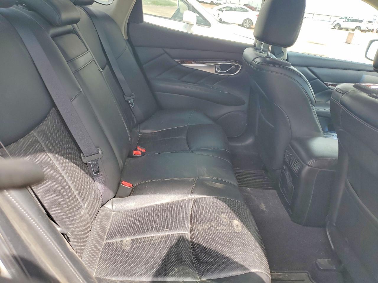 2011 INFINITI M56