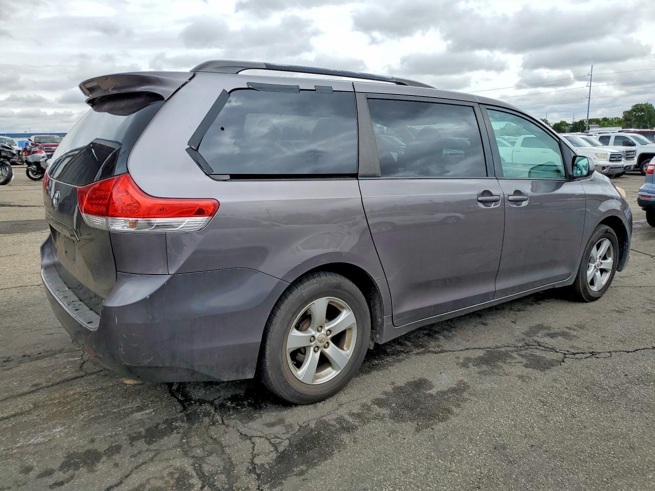 2011 TOYOTA SIENNA