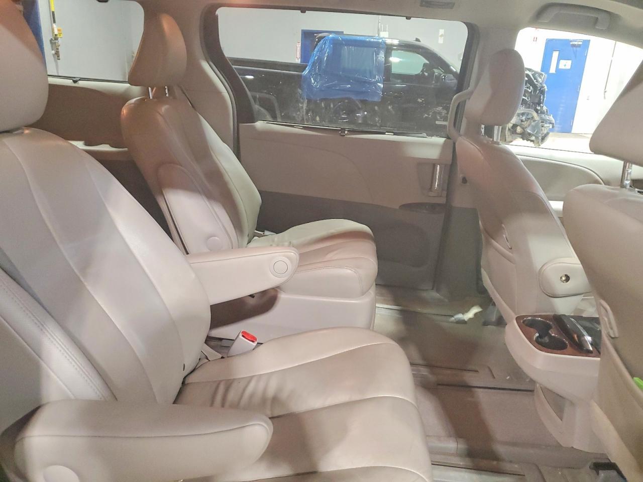 2014 TOYOTA SIENNA
