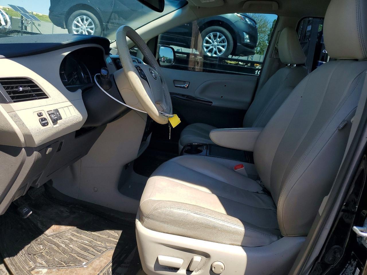 2013 TOYOTA SIENNA