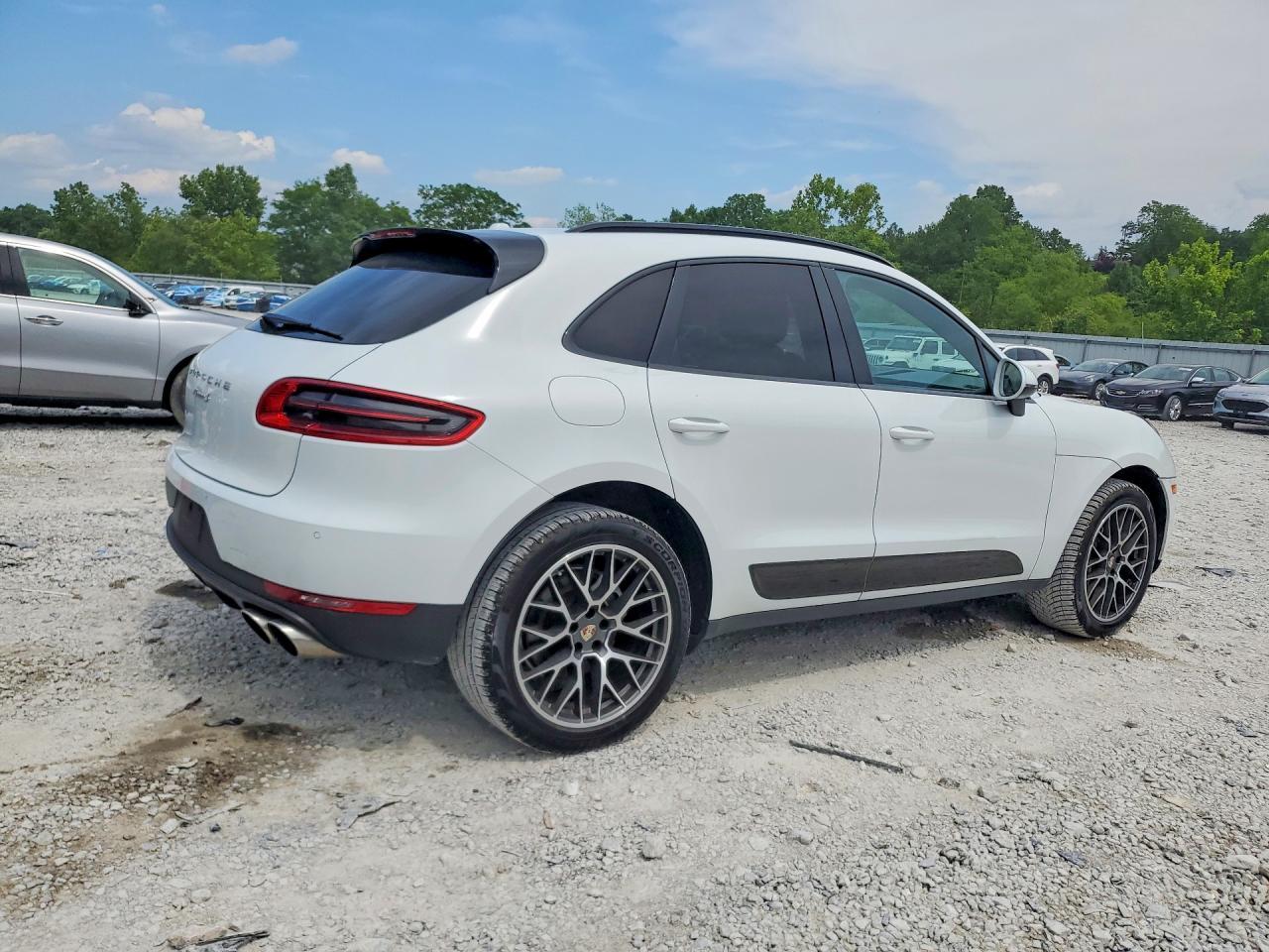 2016 PORSCHE Macan