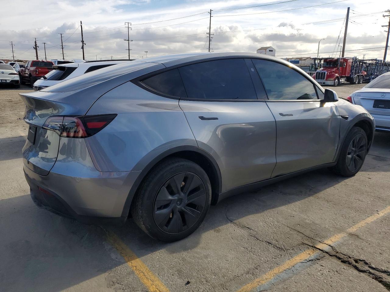 2025 TESLA MODEL Y