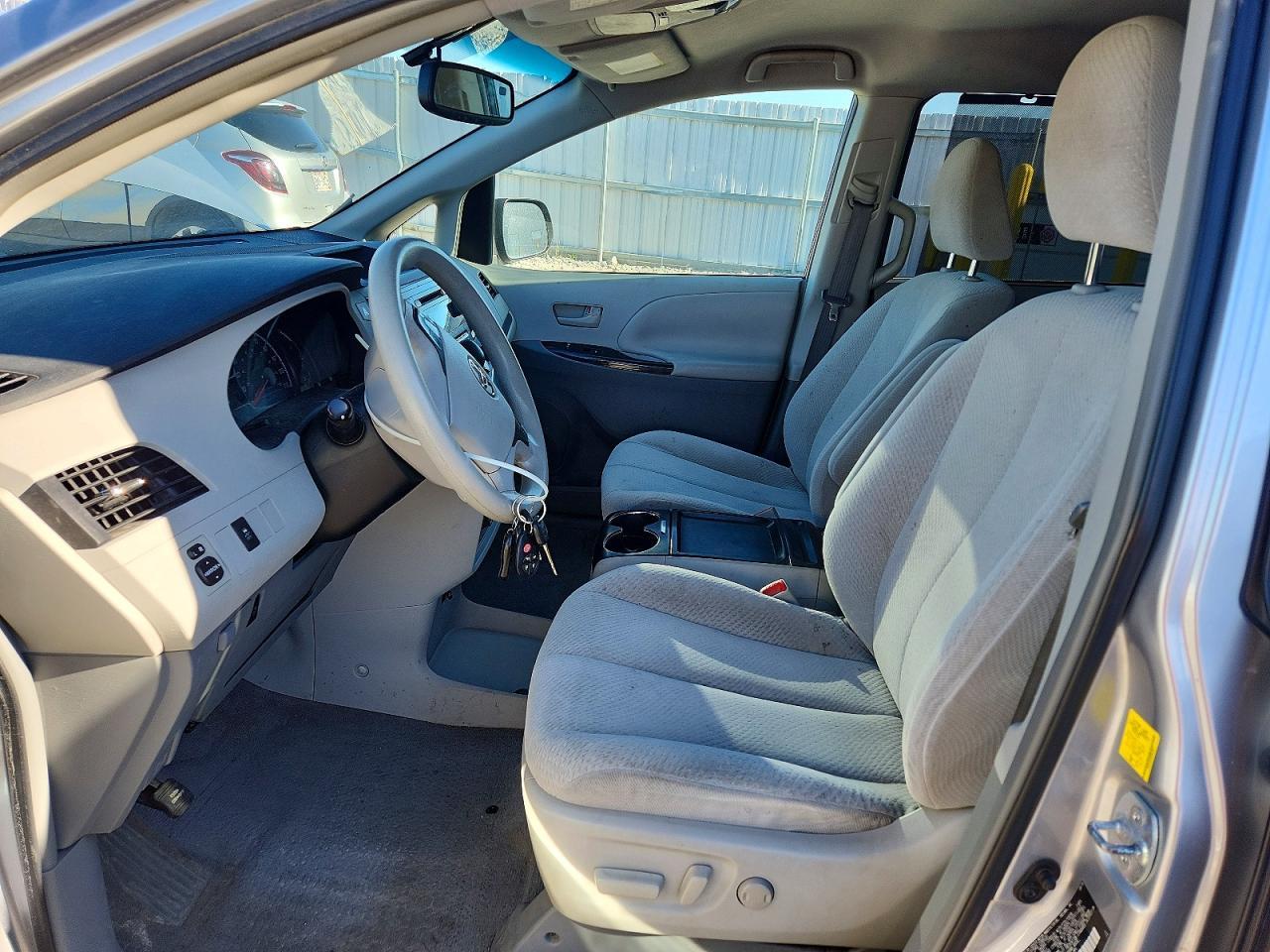 2011 TOYOTA SIENNA