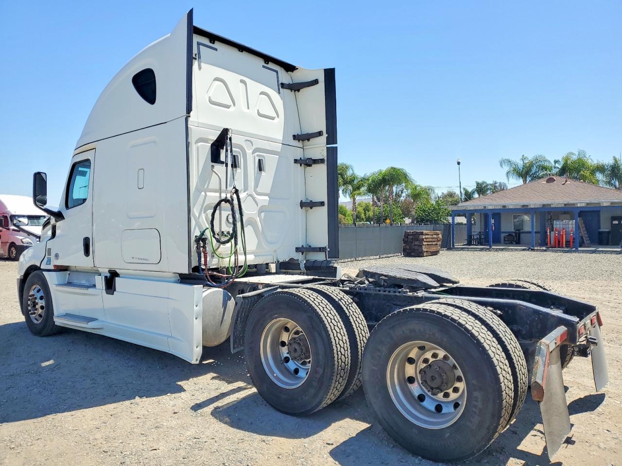 2020 FREIGHTLINER CASCADIA 126