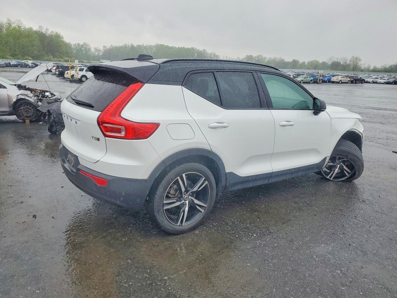 2021 VOLVO XC40