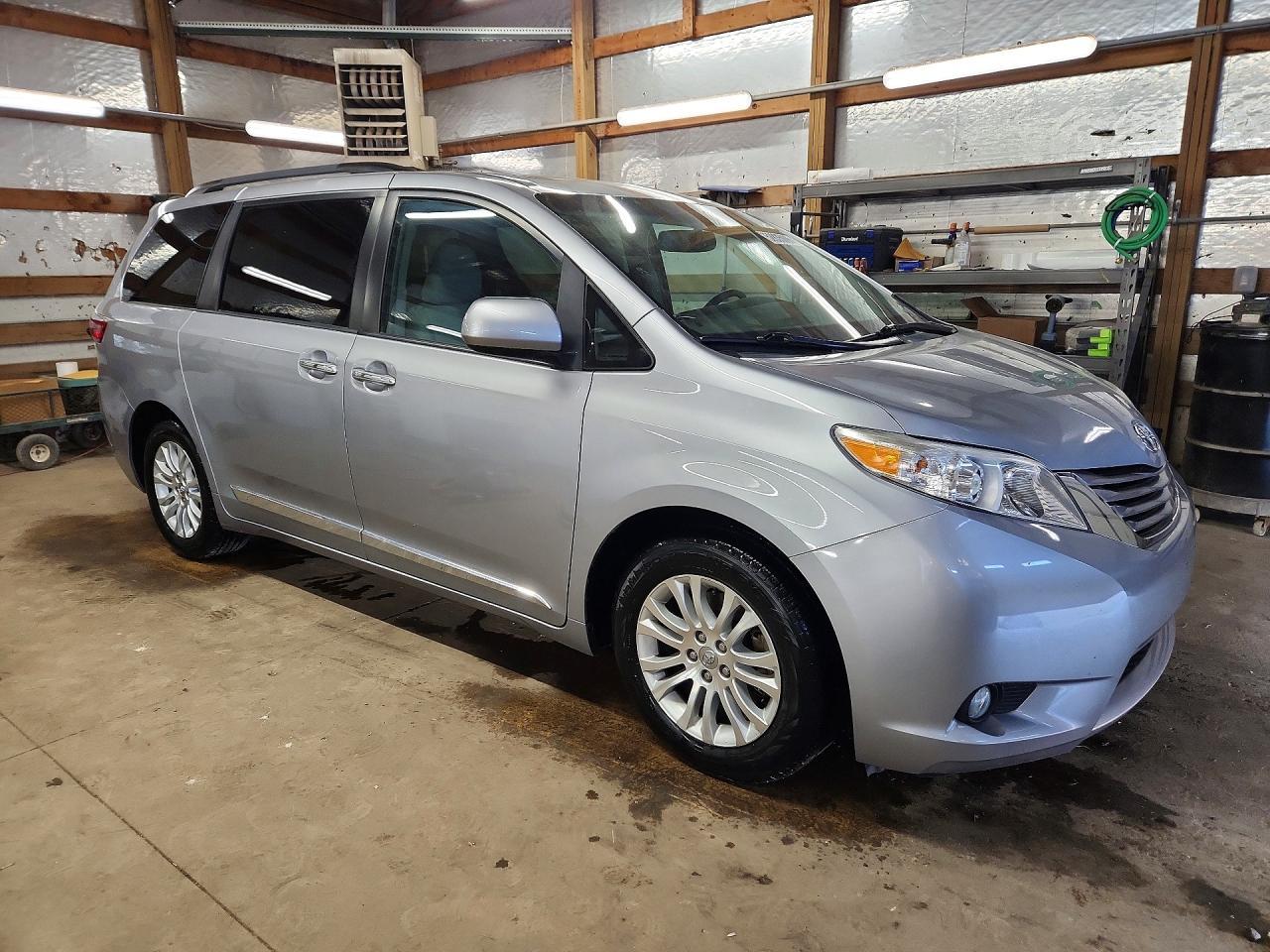 2017 TOYOTA SIENNA